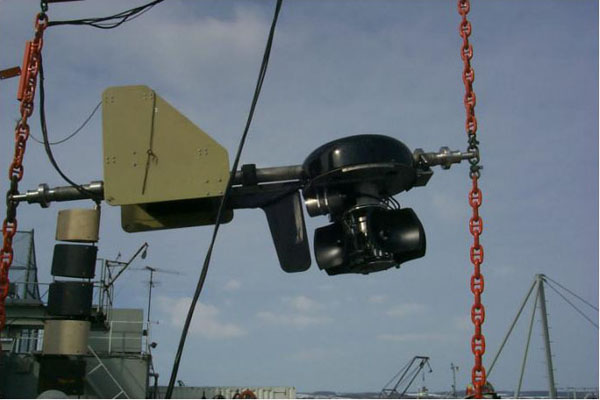 HF/M3 sonar outside water, attached to two chains